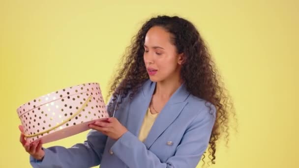 Business Woman Shake Box Studio Isolated Yellow Background Birthday Gift — Stock Video