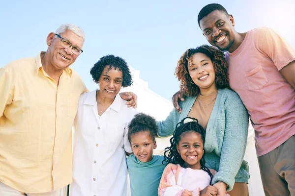 Αγκαλιά Χαρούμενη Και Προσωπογραφία Μιας Διαφυλετικής Οικογένειας Χαμόγελο Ευτυχία Και — Φωτογραφία Αρχείου