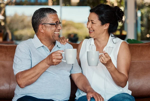 Toast Kawa Para Seniorów Śmiejących Się Domu Bawiących Się Cieszących — Zdjęcie stockowe