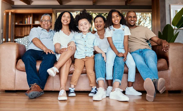黒い家族の肖像画 リビングルームのソファと幸せとソファの上の母親 父と子供の絆 笑顔と一緒に家で笑っている人々の幸せ 親の愛と祖父母のサポート — ストック写真