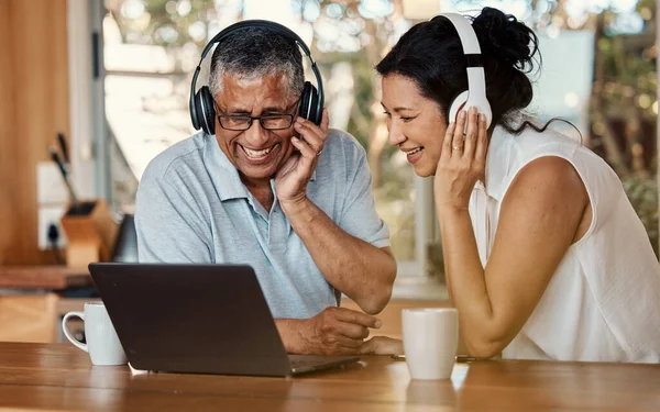 笔记本电脑和一对老夫妇在家里通过视频通话 聊天和聊天 老年和退休的男人和女人笑着流连忘返地进行着一场有趣的在线对话 — 图库照片