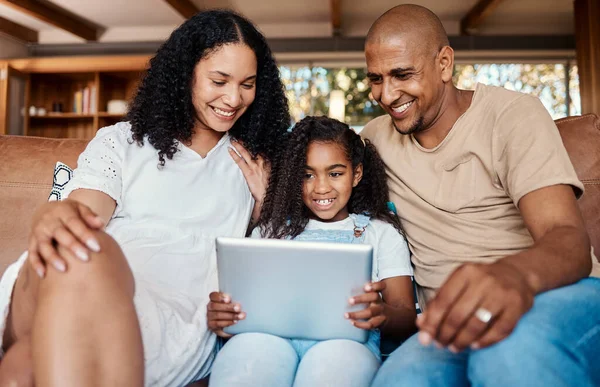 Familie Ontspannen Meisje Met Tablet Bank Woonkamer Voor Sociale Media — Stockfoto