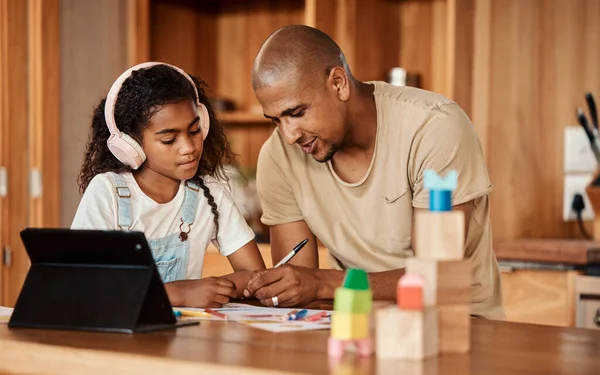 平板电脑 家庭教育和父亲与孩子的翻译 语言学习和电子学习耳机或电子设备 父亲或男子和女童帮助 支持或教授健全的发展 — 图库照片