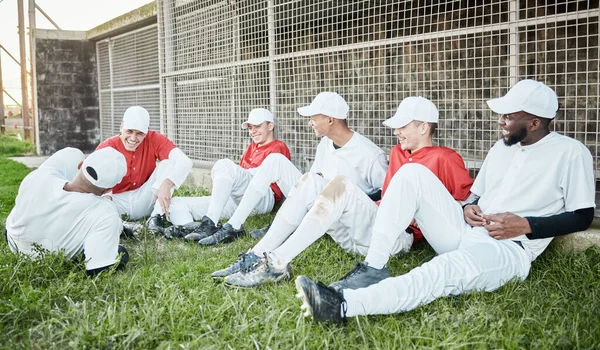 Baseball Team Talk Conversation Sportive Les Hommes Sourient Sur Terrain — Photo