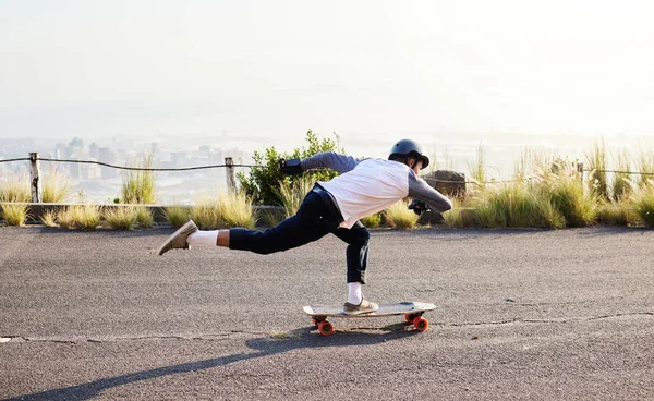 スケートボード 都市のスポーツ競技のための道路での移動や男 トレーニングや運動 スケート スケートボード 極端なスポーツのためのスピード 冒険と自由のためのアクションで男性スケーター — ストック写真