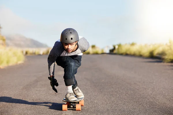 Skateboard Σπορ Και Βουνό Τον Άνθρωπο Στο Δρόμο Και Ταξίδια — Φωτογραφία Αρχείου