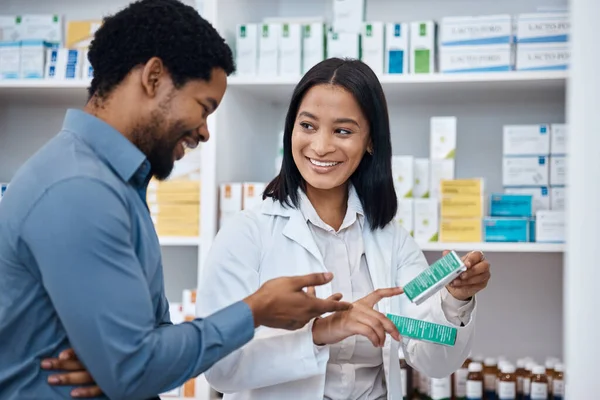 Фармацевтичний Продукт Клієнт Або Жінка Допомагає Чоловікові Вибором Таблеток Фармацевтичне — стокове фото