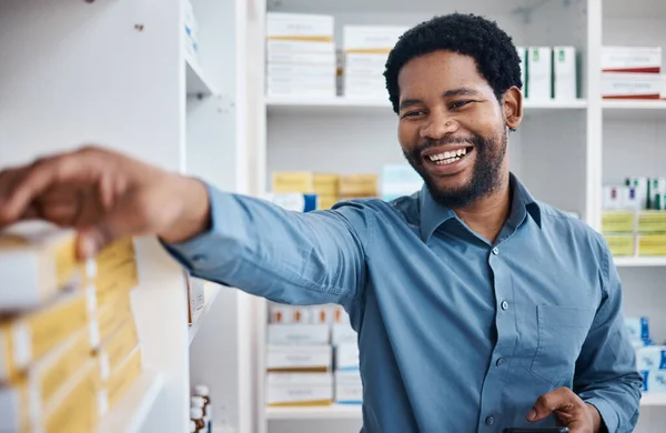 Аптека Щасливий Чорний Чоловік Купує Ліки Коробки Клієнтські Добавки Продукт — стокове фото