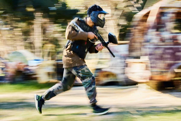 Szybki Biegający Paintball Człowiek Pistolet Odkryty Pole Bitwy Plac Zabaw — Zdjęcie stockowe