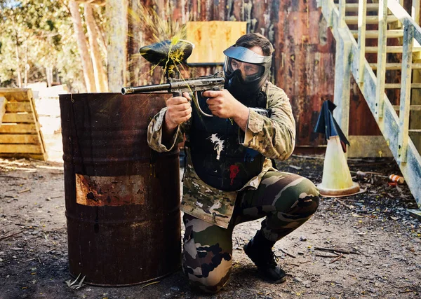 Пейнтбол Целевая Подготовка Мужчина Пистолетом Съемке Игры Играя Веселом Поле — стоковое фото