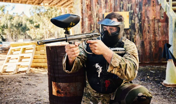 Пейнтбол Целевая Подготовка Человек Пистолетом Съемке Игры Играя Веселом Поле — стоковое фото