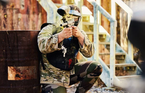 Paintball Asker Silahlı Bir Adam Savaş Alanında Oyun Oynuyor Hedef — Stok fotoğraf