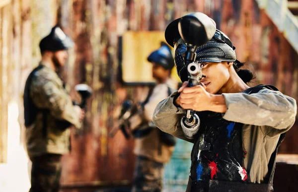 ペイントボール ターゲットの訓練や銃を持つ女性は 楽しい戦場の任務で遊んでゲームを撮影します 英雄または生存中の軍用武器装備を持つ集中兵士軍事的挑戦競争 — ストック写真
