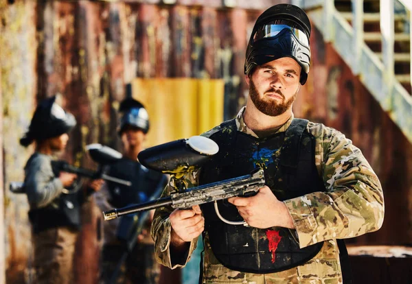 射击游戏中拿着枪的人在战场任务中的严肃或形象 英雄或重点士兵带着兵器在生存中的军事挑战竞赛 — 图库照片