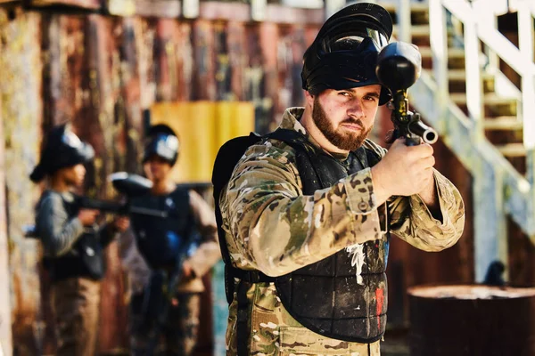 アクション戦場ミッションでゲームをプレイシューティングゲームで銃を持つ男のペイントボール ターゲットや肖像画 生存中の武器装備を持つ戦争 英雄または焦点を当てた兵士軍事的挑戦競争 — ストック写真