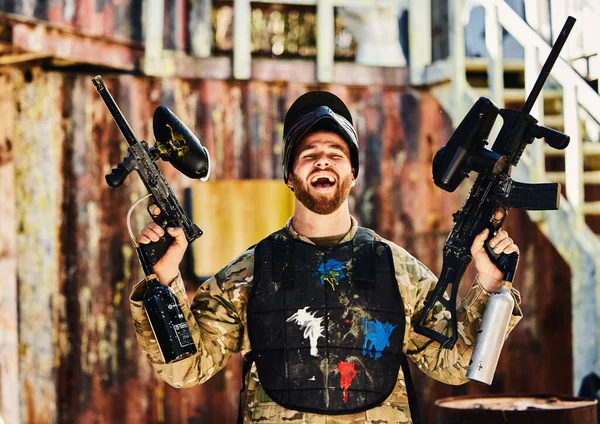 Пейнтбол Смех Портрет Счастливого Человека Оружием Съемке Игры Празднует Боевую — стоковое фото