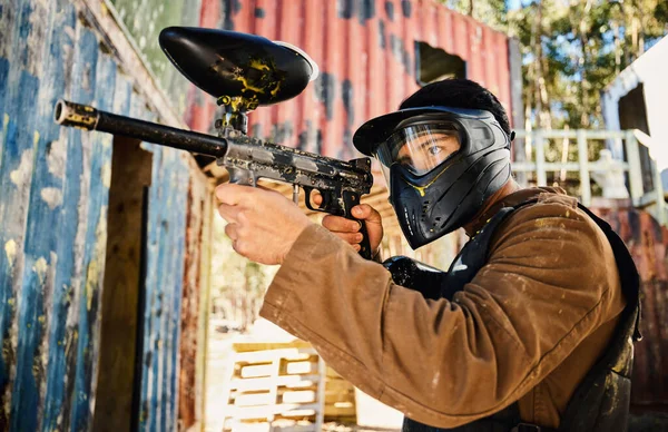Paintball Σκοποβολή Άνθρωπος Όπλο Στο Παιχνίδι Σκοποβολής Παίζει Την Αποστολή — Φωτογραφία Αρχείου