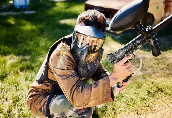 Paintball Σκοποβολή Αρσενικό Όπλο Στο Παιχνίδι Σκοποβολής Παίζοντας Την Αποστολή — Φωτογραφία Αρχείου