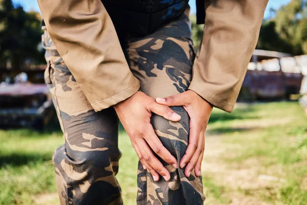 Ręce Żołnierz Kontuzja Kolana Sporcie Paintballowym Bieganie Lub Szkolenie Wojskowe — Zdjęcie stockowe