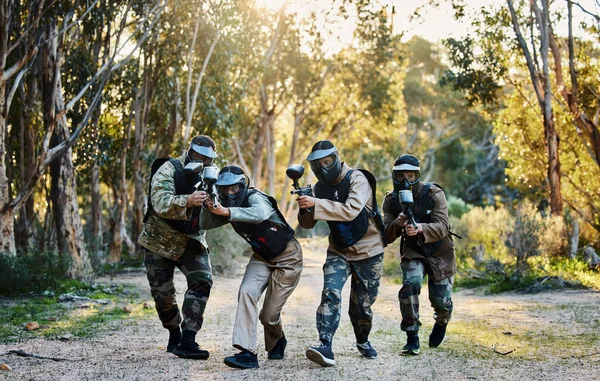 軍やペイントボール シューティングゲームや自然の中で訓練のための銃を持つ人々 チームワーク 仲間のグループがゲームをプレイし 戦いのために走り 森の中で冒険をターゲットに — ストック写真