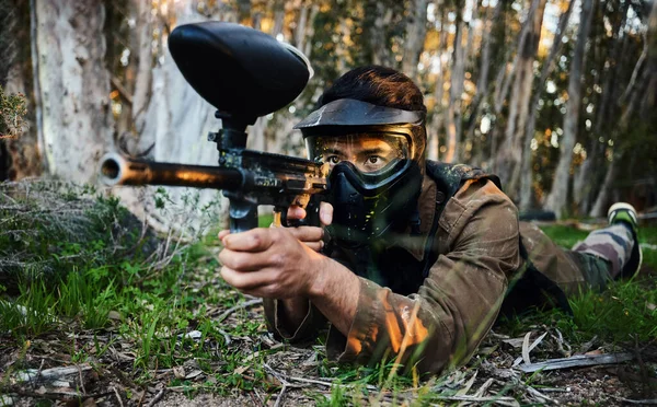 Paintball Silah Ordu Savaş Meydanında Doğadaki Savaş Eğitiminde Bir Sporcuyla — Stok fotoğraf