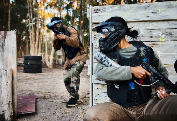 彩弹和女人与枪的战斗 游戏或比赛在野外 打仗的时候 军队和女兵带着武器在射击场上躲避玩家训练 — 图库照片