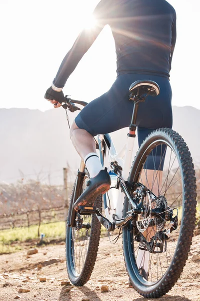 Tył Człowieka Rower Jazda Rowerze Przyrodzie Wsi Trening Triatlonu Sportu — Zdjęcie stockowe
