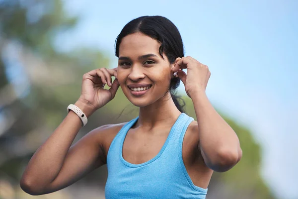 女人和肖像画带着耳机笑着参加大自然的跑步 锻炼或有氧锻炼 快乐合适的女跑步者微笑着 听着耳机里的音乐 听着音频和运动 — 图库照片