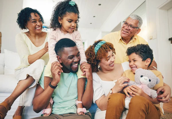 Família Negra Sorriso Sofá Sala Estar Com Pessoas Idosas Amor — Fotografia de Stock