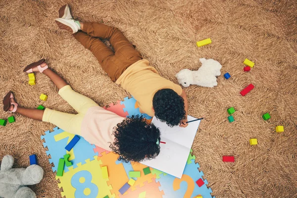 书和孩子们在地板上玩玩具 数字拼图和在家里一起玩的头像 教育游戏和快乐的男孩和女孩做有趣的活动 创造性的学习和放松 — 图库照片