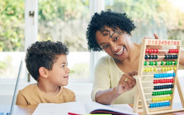 Bildung Oma Oder Kind Lernen Mathe Für Die Hausaufgaben Kindergarten — Stockfoto