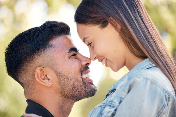 Smil Par Hagen Sammen Føler Seg Lykkelige Når Dater Romantikk – stockfoto