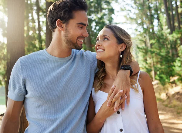 Casal Natureza Mãos Dadas Relacionamento Feliz Com Amor Confiança Viagens — Fotografia de Stock