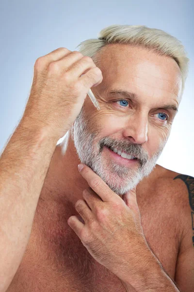 Homem Velho Sorriso Rosto Com Óleo Para Cuidados Com Pele — Fotografia de Stock