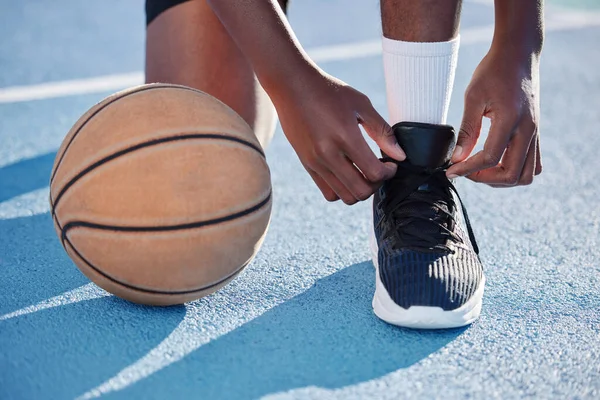 在球场上健身的人 穿着运动鞋进行训练 锻炼和锻炼 拥有篮球 非洲运动员在夏天过着健康 健康和有动力的生活 — 图库照片