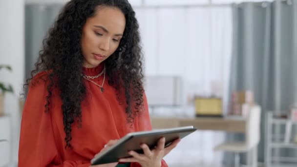Femme Noire Tablette Planification Dans Les Affaires Mode Marketing Numérique — Video