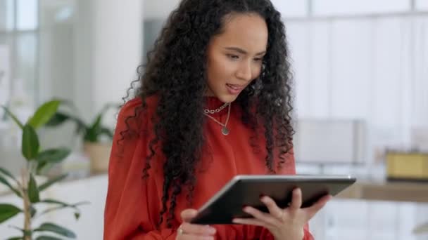 Goda Nyheter Digital Tablett Och Framgång Knytnäve För Affärskvinna Firar — Stockvideo
