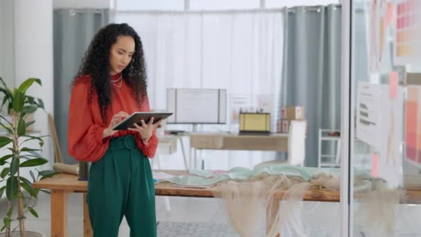 黑人妇女 平板电脑和时装业的规划 营销或车间的项目计划 在服装广告 时间表或办公室任务触摸屏上工作的非裔美国女性 — 图库视频影像