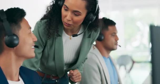 Müşteri Hizmetleri Teknik Destek Satış Için Çağrı Merkezindeki Adamlarıyla Eğitim — Stok video
