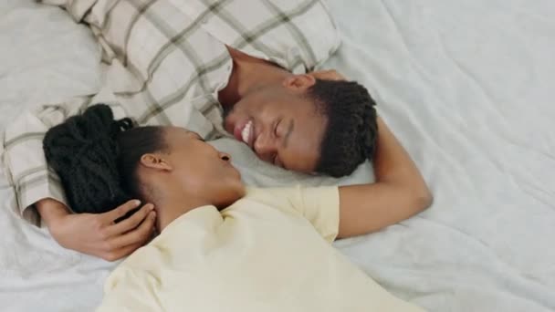 Paar Zwarte Vrouw Kus Samen Bed Met Liefde Romantiek Verbondenheid — Stockvideo