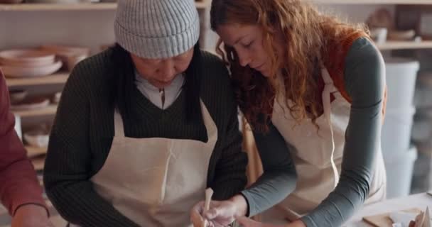 Pottery Kreativní Třída Učitel Pomáhají Studentům Hliněnou Plísní Koníčky Dílně — Stock video