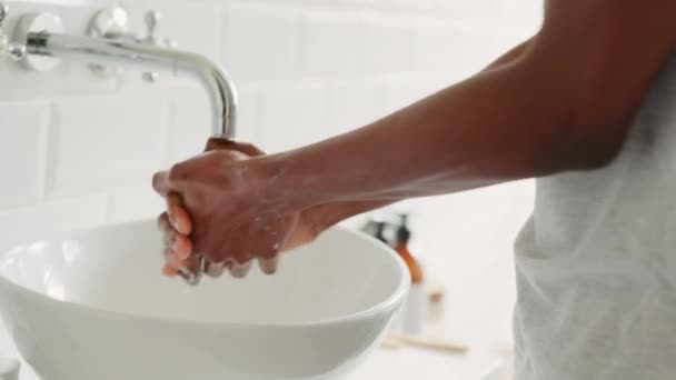 Férfi Mossa Kezét Szappannal Vízzel Fürdőszobában Hogy Megvédje Magát Kórokozóktól — Stock videók