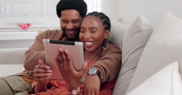 Pasangan Bahagia Atau Tablet Untuk Komunikasi Jaringan Atau Aplikasi Media — Stok Video