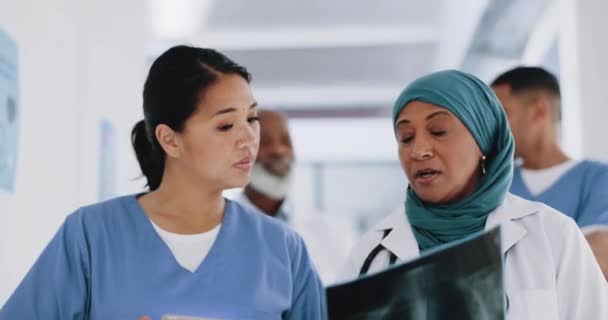 Artsen Röntgenfoto Vrouwen Lopen Het Ziekenhuis Kliniek Gezondheidszorg Planning Consulting — Stockvideo