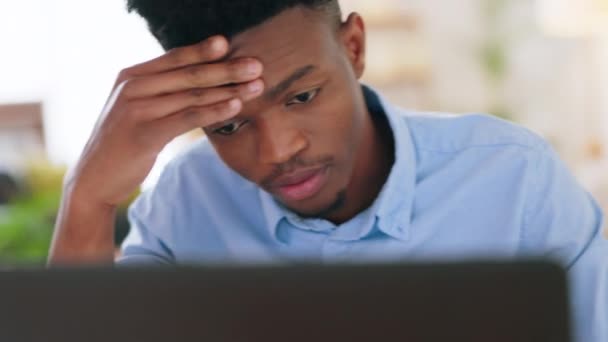 厌倦了 困惑和压力的学生在笔记本电脑学习电子学习 数字教育或大学高考在家里 心理健康 有阅读问题或在线测试的黑人男子 — 图库视频影像