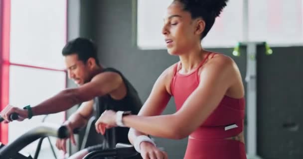 Fitness Paar Und Müde Von Radtraining Bewegung Oder Workout Fitnessstudio — Stockvideo