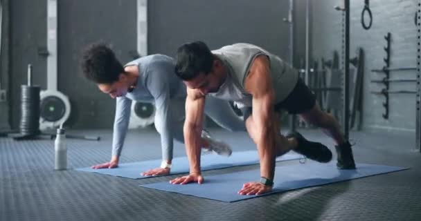 健身和健身一起训练朋友 为腹肌进行核心力量锻炼 在健身俱乐部或演播室做运动的人强壮 运动和运动员健康 — 图库视频影像