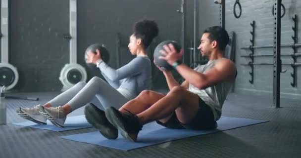ジムの床のトレーニング パワーと重量の運動のフィットネス 医療ボールや友人が一緒に スポーツのための男とのクロス ワークアウトと黒の女性 力と強さの心臓 コアと考え方 — ストック動画