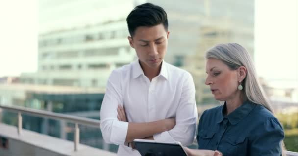 Negócios Homem Mulher Asiáticos Com Tablet Cidade Colaboração Para Estratégia — Vídeo de Stock