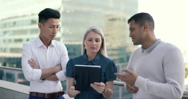 Çatıdaki Adamları Tablet Pazarlama Stratejisi Reklam Kampanyası Veya Şehirde Veri — Stok video